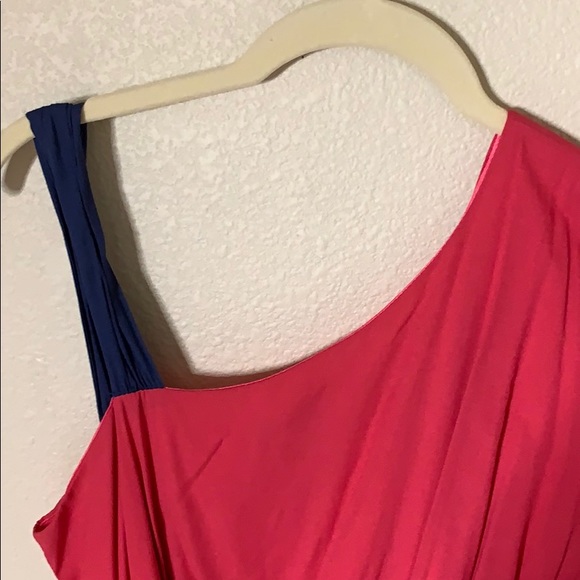 Colorblocked dress with one sleeve - Picture 4 of 6